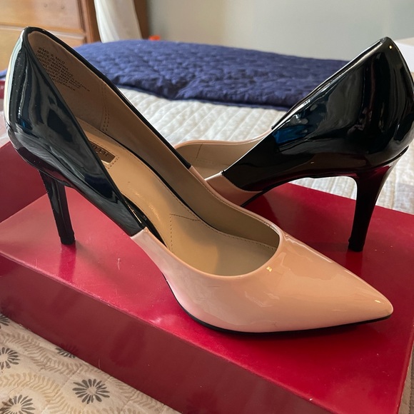 NIB Jennifer Lopez Patent Leatherer Nude & Black 3” Heels Size 8 - Picture 5 of 6